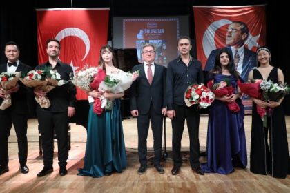 Türk Devletleri Piyanistleri Konseri'nde piyano resitali