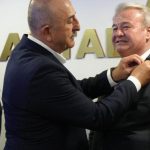 AK Parti'ye geçen 5 meclis üyesine rozetleri takıldı