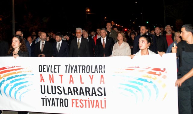Antalya Uluslararası Tiyatro Festivali'ne renkli kortej