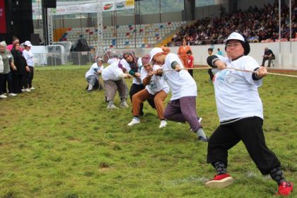 Antalya'da 'Tarım ve Seracılık Festivali'nde halat çekip, domates kasası taşıdılar