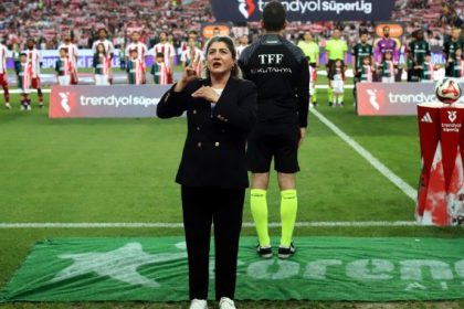 Antalyaspor maçında işaret diliyle İstiklal Marşı okundu
