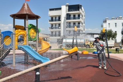 Kepez'de park ve oyun alanlarında hijyen seferberliği
